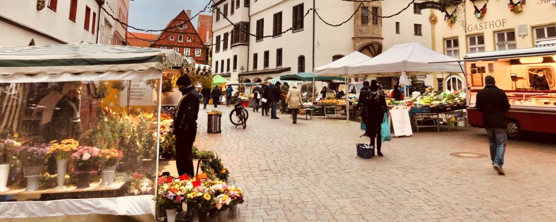 Auf dem Nördlinger Wochenmarkt – hier während der Adventszeit auf dem Marktplatz – gilt ab Mai ein Plastiktütenverbot.