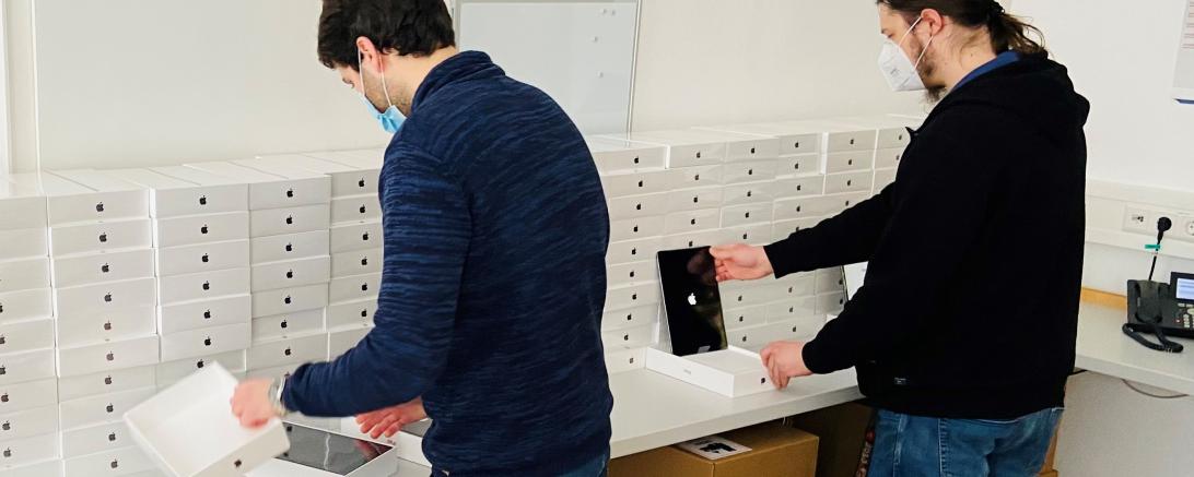 Die jüngst gelieferten iPads werden seitens der städtischen EDV eingerichtet und dann an die Nördlinger Schulen ausgegeben (v.l. Lukas Röttinger, Philipp Poltschek).