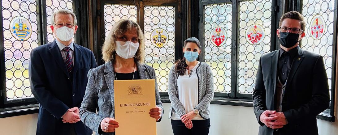 Hauptamtsleiter Peter Schiele, Jubilarin Gabriele Schneele mit Urkunde des Bayerischen Staatsministeriums für Arbeit und Sozialordnung zur Vollendung einer Dienstzeit von 40 Jahren, Sachgebietsleiterin Personalwesen Michaela Kleebauer, Oberbürgerbürgermeister David Wittner.