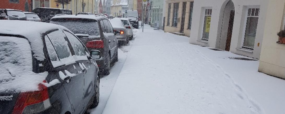 Das Bild zeigt einen verschneiten Gehweg in Nördlingen.