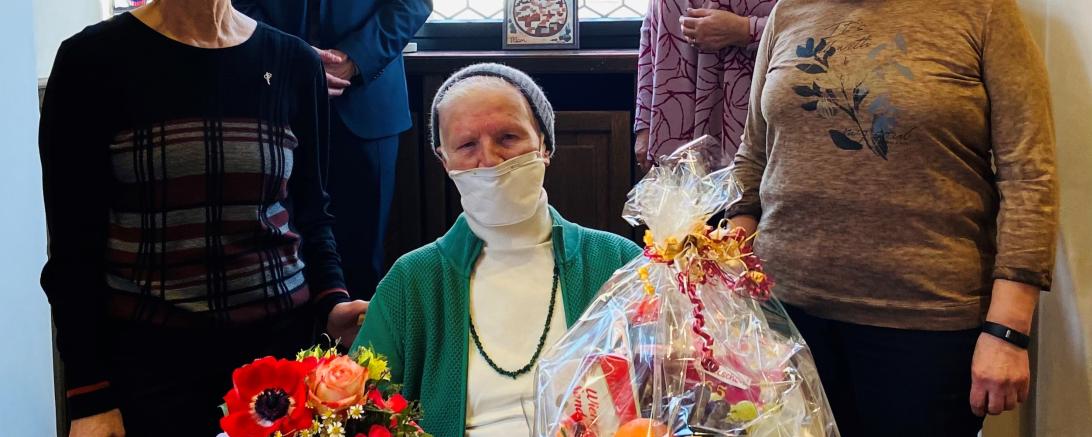 Die Vertreterinnen des Evangelischen Frauenbunds Tina Hartl, Jubilarin Erna Wiedemann, Marianne Thum und Elisabeth Strauß mit Oberbürgermeister David Wittner. 