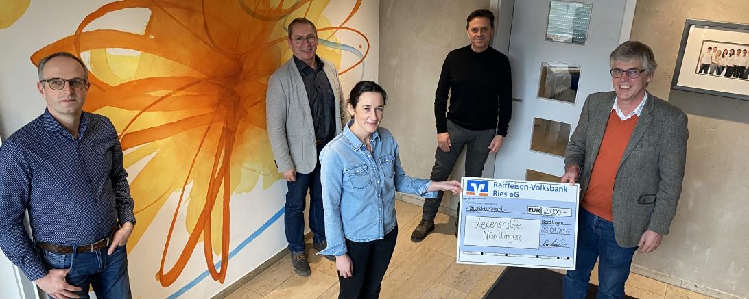 Werner Rauch übergibt die Spende an die Leitung der Frühförderung Stephanie Bodenmüller