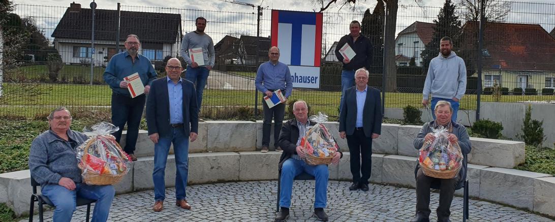 Das Bild zeigt die geehrten Mitarbeiter der Tannhauser Straßen- und Tiefbau GmbH. 