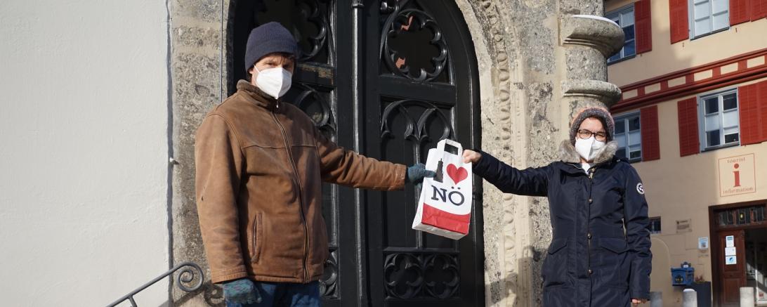 Das Bild zeigt Friedel Röttger, Bezirksreferent der Evangelischen Landjugend und Susanne Vierkorn, Geschäftsstellenleiterin des Stadtmarketingvereins "Nördlingen ist´s wert"