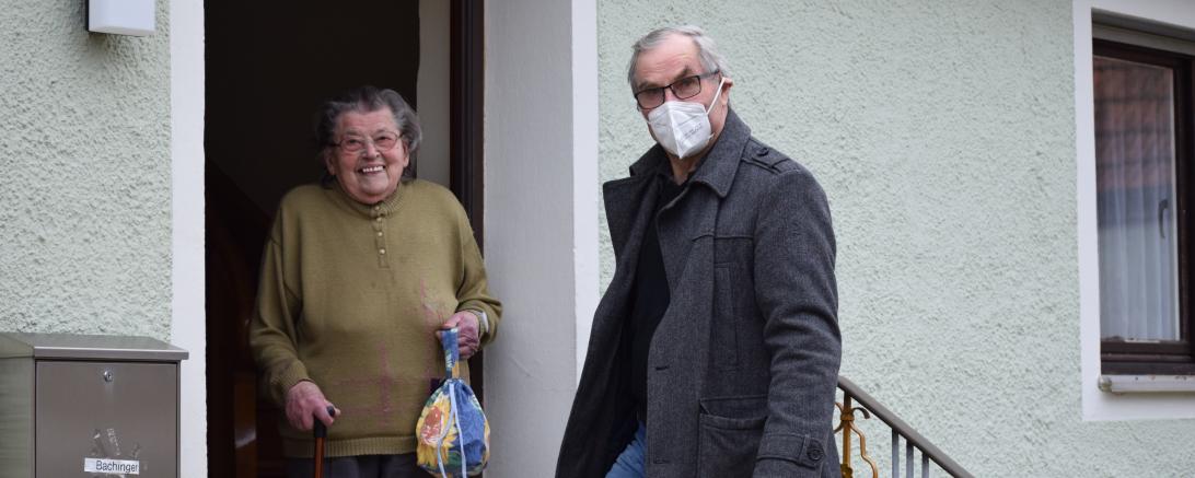 Das Bild zeigt Fritz Fischer von den Helfenden Händen, wie er „Ebbas Warms“ an die 95jährige Anna Bachinger in Wörnitzostheim übergibt.