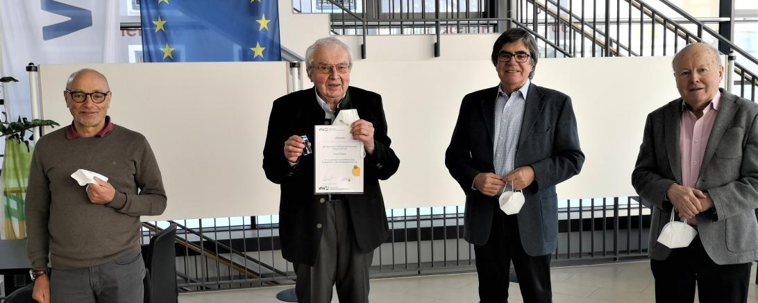Das Bild zeigt Franz Eberle zusammen mit Mitgliedern des Vhs-Vorstandschaft (von links): Günther Treimer, Franz Eberle, Paul Soldner und Franz Haselmayr. 