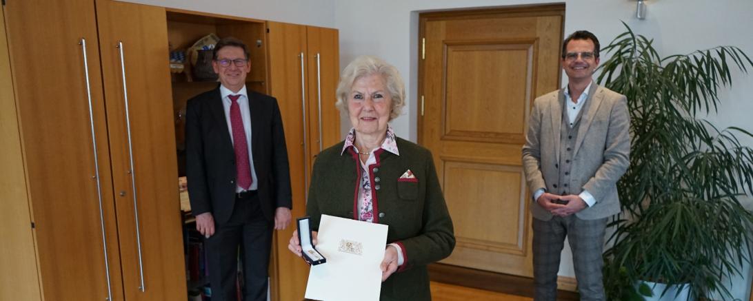 Landrat Stefan Rößle übergab Frau Bauer im Beisein von Oberbürgermeister Jürgen Sorré die Auszeichnung für ihre besonderen Verdienste im Ehrenamt.