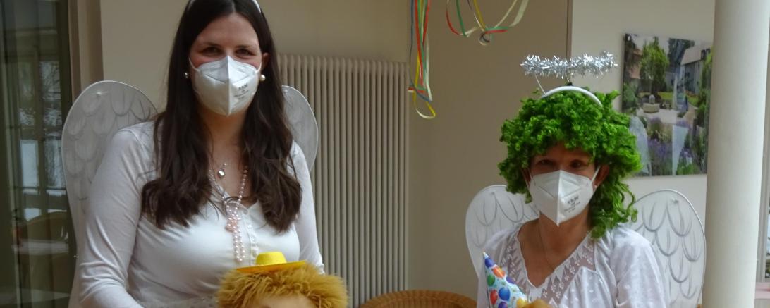 Mit himmlischer Hilfe wurden die Krapfen an alle Bewohner und Mitarbeiter verteilt.