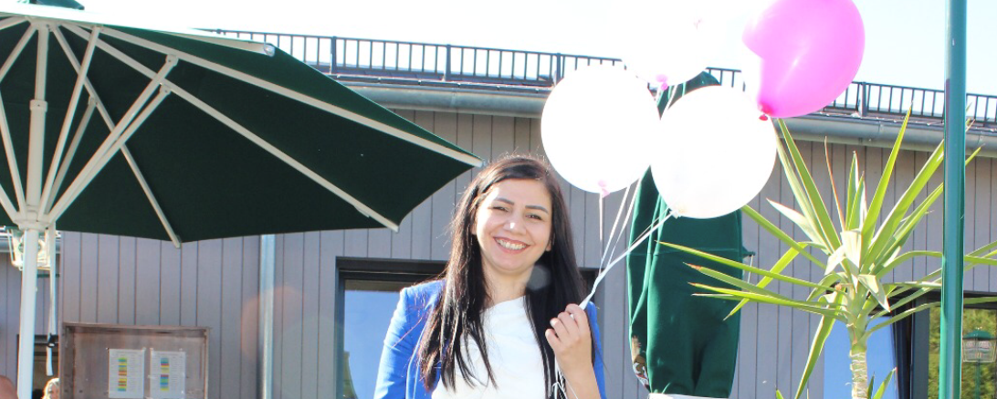 Gonca aus Donauwörth mit Luftballons in der Hand. 