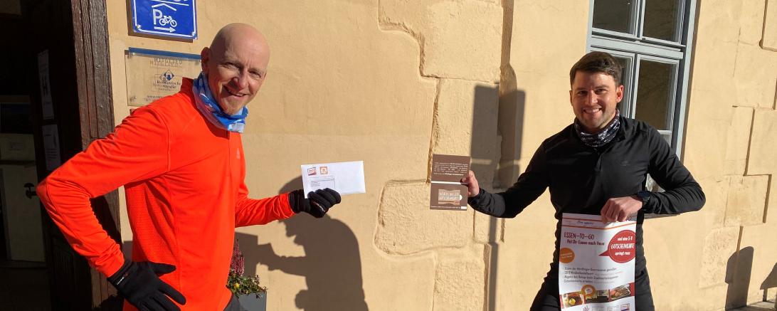 Die Lauffreunde Michael Dambacher und Steffen Brenner mit einer der  5 Euro-Gutscheinkarten. 