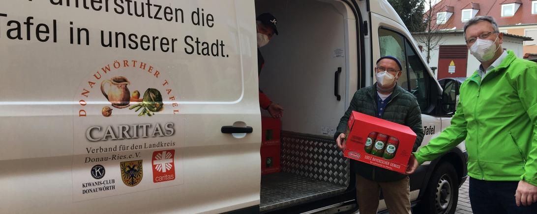 AOK-Direktor Michael Meyer übergibt die Nudel-Spende an Norbert Jakesch und Hugo Gruber.