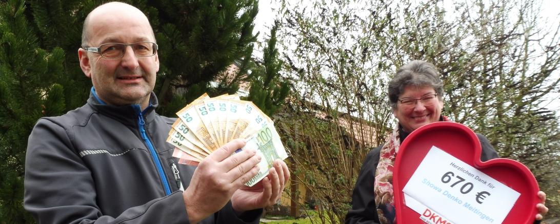 Erwin Thaler übergibt die Spende an Brigitte Lehenberger, ehrenamtliche Unterstützerin der DKMS. 