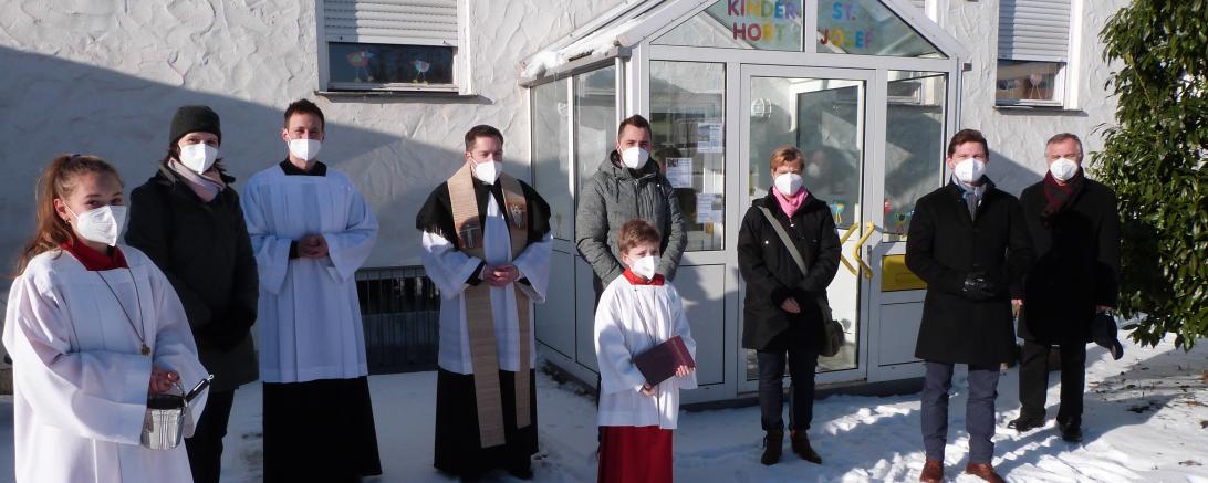 Bei schönem Wetter wurde der neue Hort von Pfarrer Benjamin Beck gesegnet. 