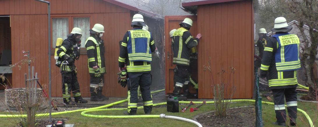 Die Einsatzkräfte der Freiwilligen Feuerwehr Donauwörth beim Löschen des Brandes. 