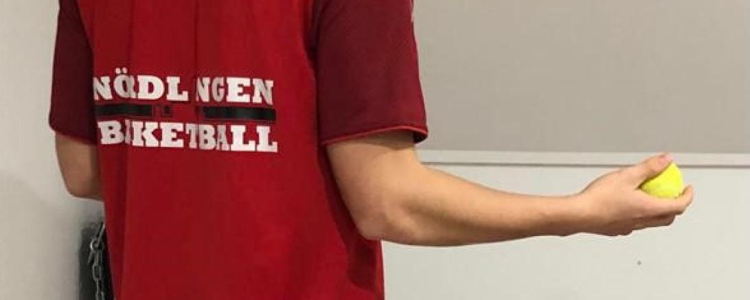 Kreativ werden wenn die Hallen geschlossen sind: Regionalligaspieler Max Scherer zeigt den Rieser Grundschüler*innen, wie man auch mit einem Tennisball seine koordinativen Fähigkeiten schulen kann.