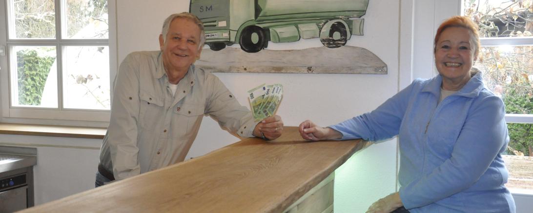 Das Bild zeigt Manfred Seel bei der Spendenübergabe an Brigitte Scherb. 