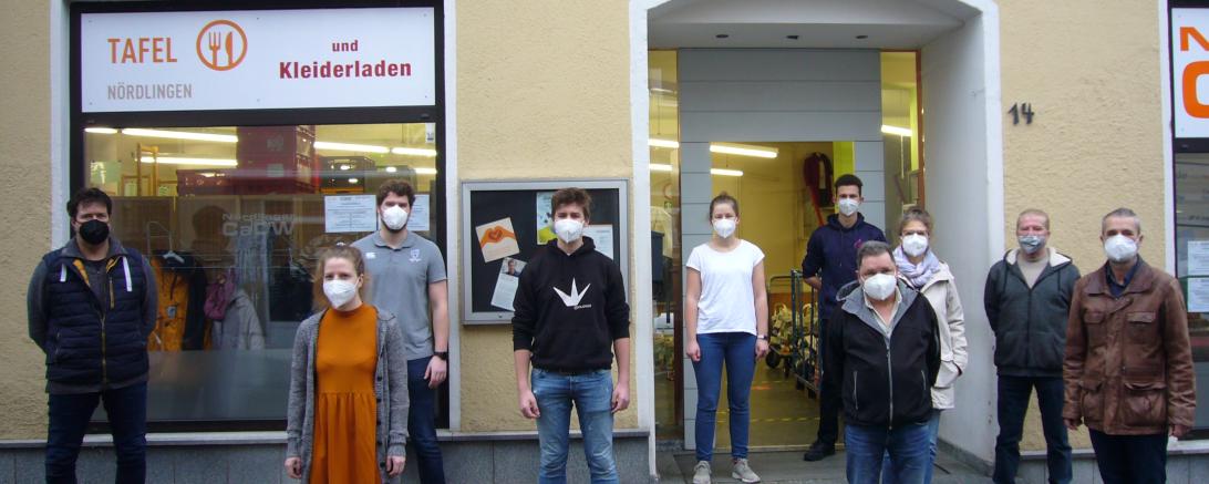 Personen mit Maske vor Nördlinger Tafel CaDW