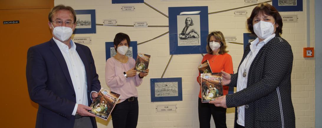 Fackler, Mandlik, Schleier und Hörmann mit Kinderbuch in Sebastian-Franck-Grundschule