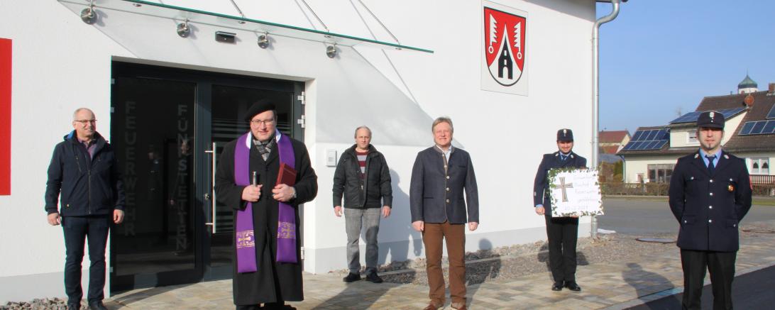 Sechs Personen stehen vor Feuerwehrgerätehaus Fünfstetten