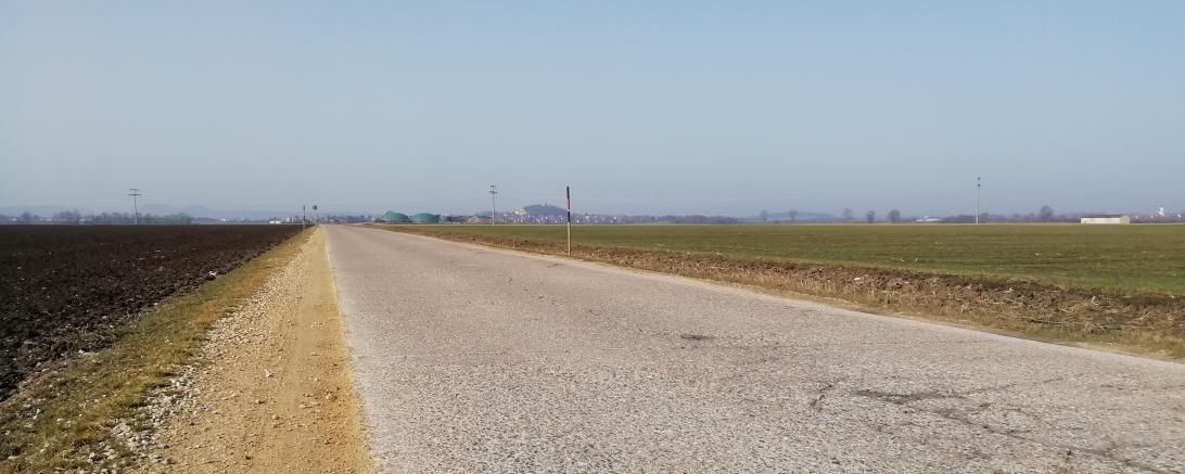 Landstraße in schlechtem Zustand