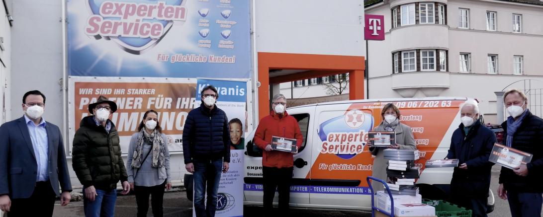 Herr Wagner von Expert Arndt  Fred Jansen, Christine Hörmann und Vize-Präsident Joachim Schoser - Kiwanis Club Donauwörth  Rektor Herr Müller von St. Ursula Rektorin Frau Ritzka von der Ludwig-Auer-Mittelschule  Felix Späth von den Kiwanis   Herr Freissler, Vorstand des Fördervereins der Mittelschule 