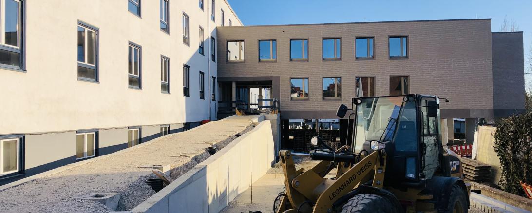 Das Bild zeigt den Gebäudeanbau des Finanzamtes in Donauwörth. 