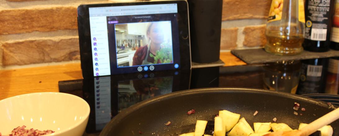 Die Zwiebeln sind angedünstet, die Auberginen schmoren in der Pfanne. Silke Knoll erklärt jeden Schritt beim Kochen der Pasta alla Norma genau.