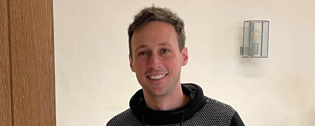 Roland Kiechle mit Flyer