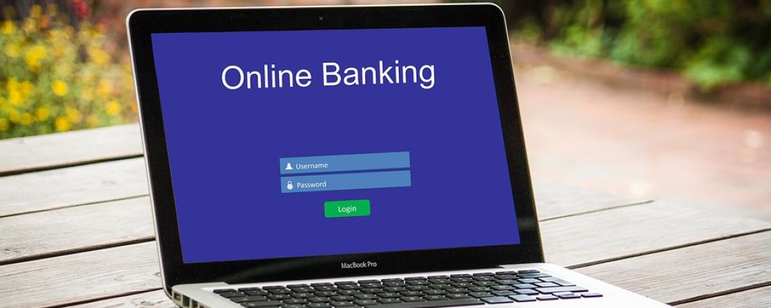 Das Bild zeigt einen Laptop inklusive Online-Banking-Programm.