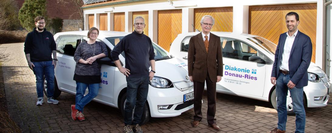 Das Bild zeigt Adrian Wörle, Claudia Holzmeier, Matthias Schwarz, Stiftungsratsvorsitzender Pfarrer Reinhard Caesperlein und Diakonie-Geschäftsführer Johannes Beck.