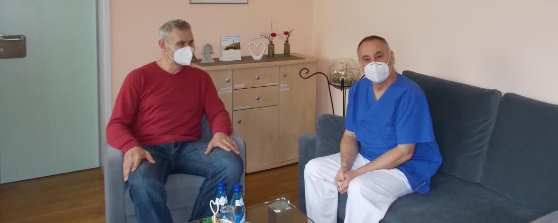 Das Bild zeigt Thomas Enßlin mit Dr. Thomas Handschuh bei der Spendenübergabe auf der Palliativstation. 