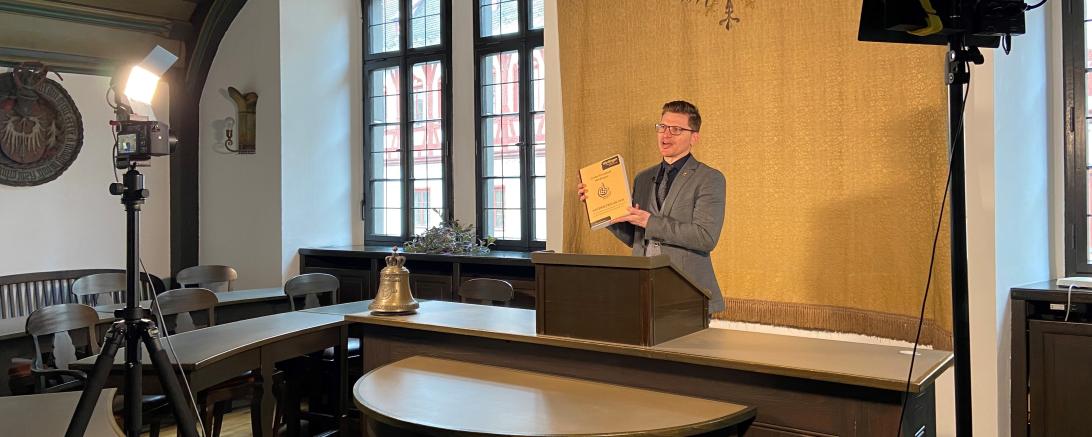 Das Bild zeigt Nördlingens Oberbürgermeister David Wittner. 