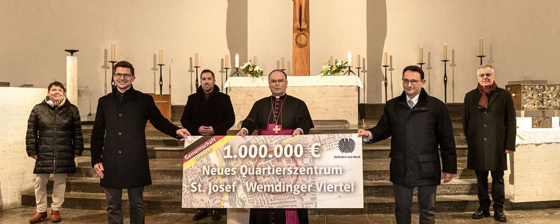 Auf dem Bild von links: Pastoralratsvorsitzende Susanne Winter, Oberbürgermeister David Wittner, Stadtpfarrer Benjamin Beck, Bischof Dr. Bertram Meier, Bundestagsabgeordneter Ulrich Lange, Kirchenpfleger Josef Lechner. 