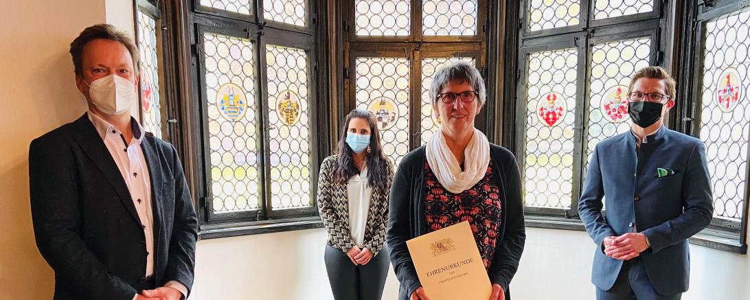 Das Bild zeigt Hortleiter Martin Wiedemann, Sachgebietsleiterin Personalwesen Manuela Kleebauer, Erzieherin Else Lang, Oberbürgermeister David Wittner