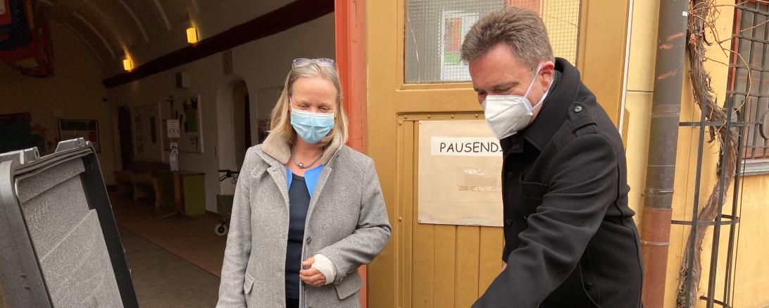 Das Bild zeigt Georg Kugler und Birgit Obermair bei der Übergabe der iPads. 