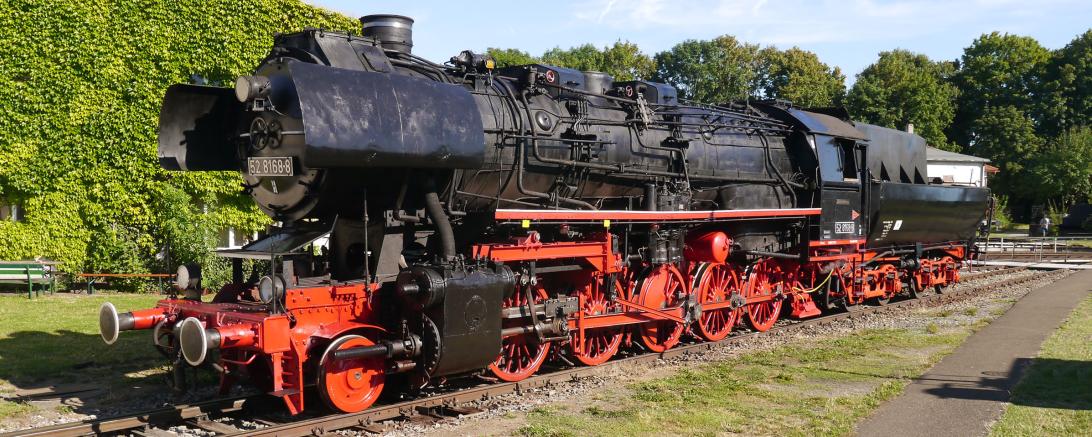 Das Bild zeigt eine historische Eisenbahn.