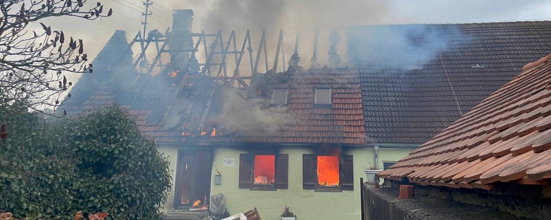 Das Bild zeigt einen Wohnhausbrand in Brünsee