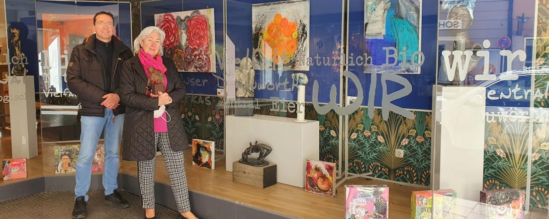 Das Bild zeigt das Schaufenster des Donauwörther Stadtladens.