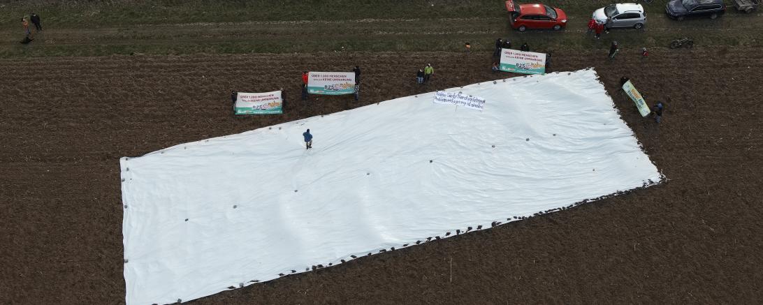 Das Bild zeigt die Folienaktion der Initiative B25-Mittendrin in Möttingen.