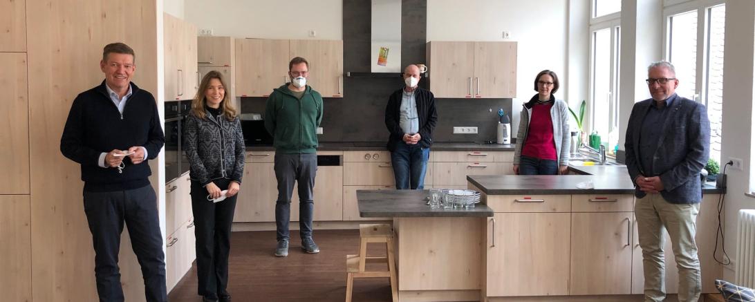 Das Bild zeigt Dr. Ludger Hermeler (Geschäftsführer Sternstunden), Frau Babett Theile-Ochel (Projektbearbeitung Sternstunden) Johannes Eißner (Hausleiter Kinderheim) Uwe Dolzer (Bereichsleitung Wohnen), Susanne Moser-Knoll (Architektin), Manfred Steger (stellv. Geschäftsführer).