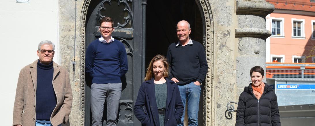 Das Bild zeigt Stephanie Quitterer bei ihrer Vorstellung am Rathaus Nördlingen. 