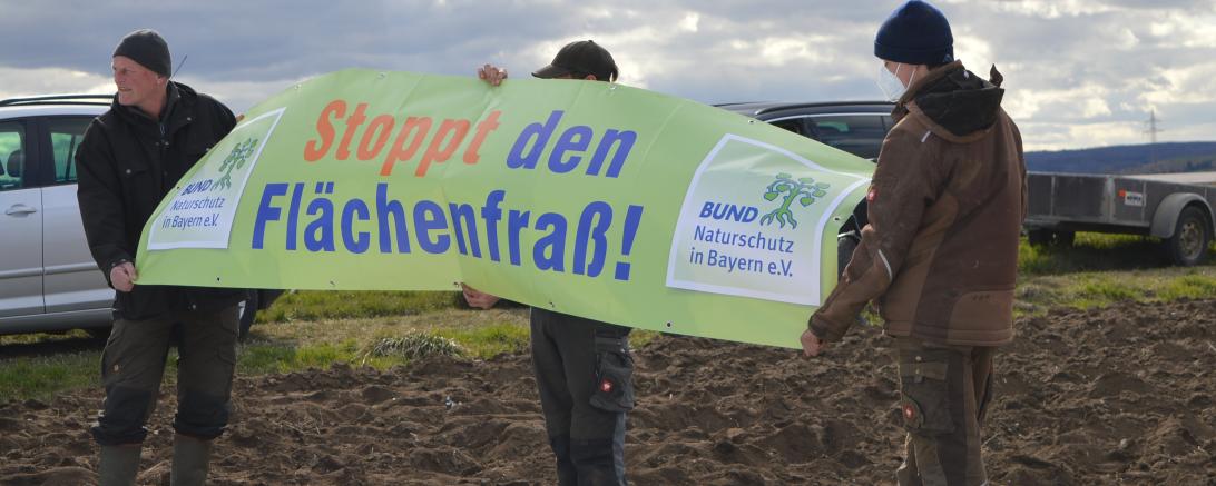 Das Bild zeigt die Folienaktion der Initiative "B25-Mittendrin"