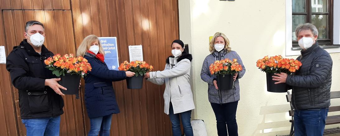 Auf dem Bild sind Cihangir Kasapoglu (SPD Vorstand), SPD-Stadträtin Gudrun Seidel, Frau Takafi (Pflegedienstleitung) und Frau Kleinhenz (Hauswirtschaftsleitung) und Jürgen Jäckel (SPD Vorstand) zu sehen.