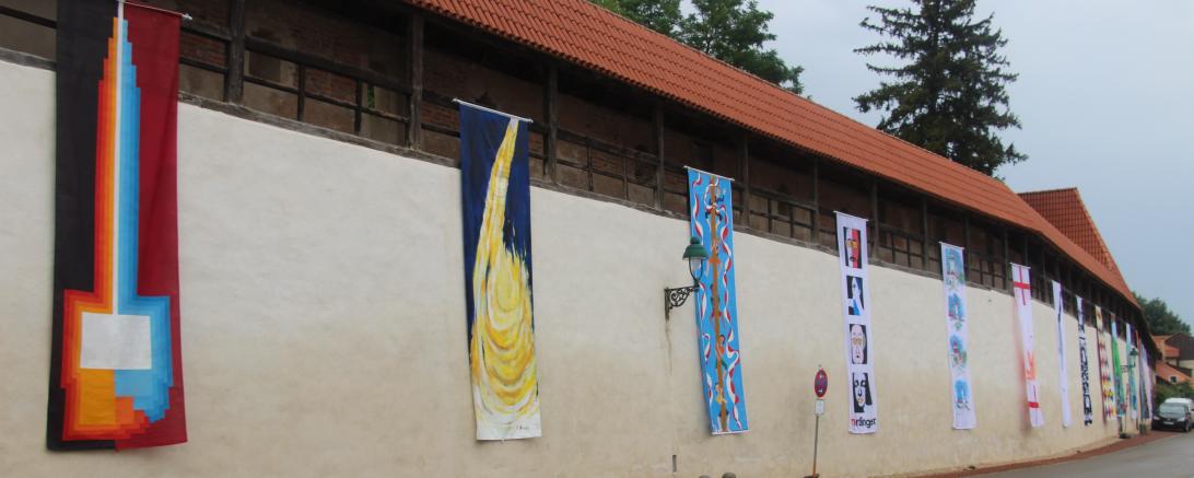 Das Bild zeigt die aufgehängten Kunstfahnen. 