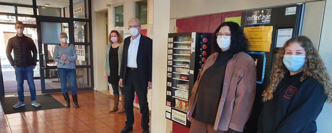 Das Bild zeigt den Fair-o-mat bei seiner Einweihung. 