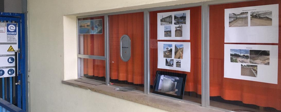 Auf dem Bild ist der Schaukasten im Eingangsbereich des Freibads zu sehen. 