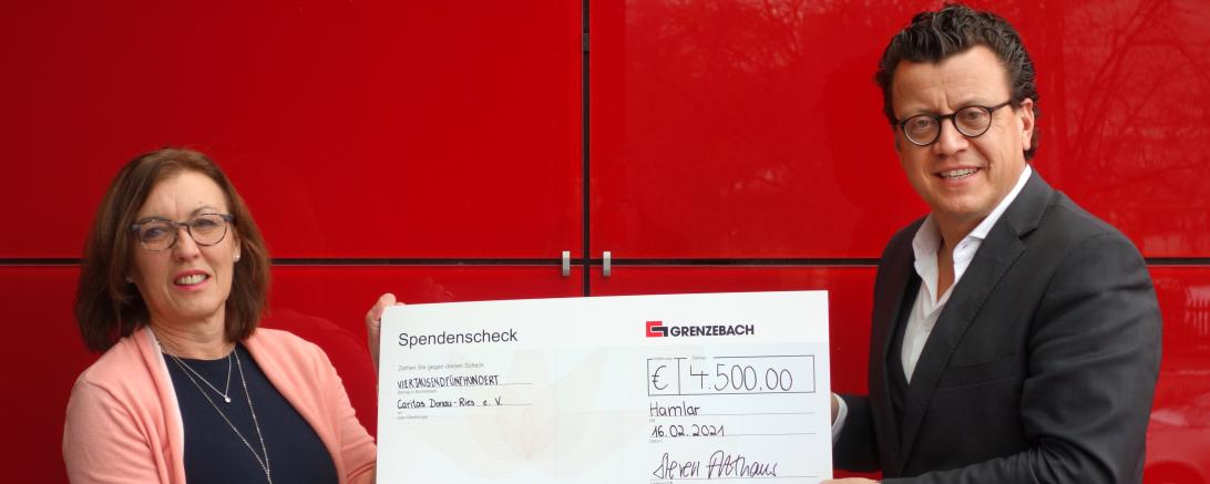 Das Bild zeigt Maria Schreitmüller, Betriebsratsvorsitzende der Grenzebach Maschinenbau GmbH und Dr. Steven Althaus, Geschäftsführer der Grenzebach Gruppe. 