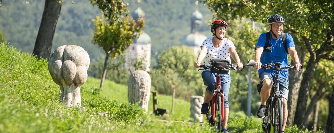 Das Bild zeigt zwei Radfahrer. 