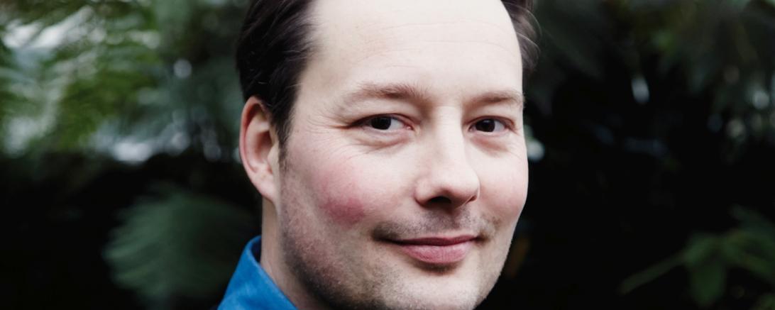 Das Bild zeigt Tom Hillenbrand