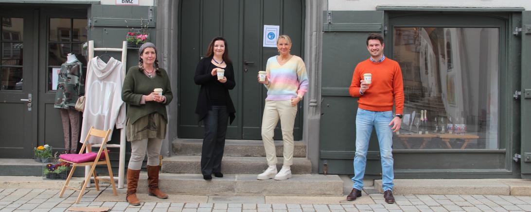 Das Bild zeigt die Inhaber des Marktlädle, der Galerie Kunst und Handwerk, von Willer Fashion den Genuss Boxen. 